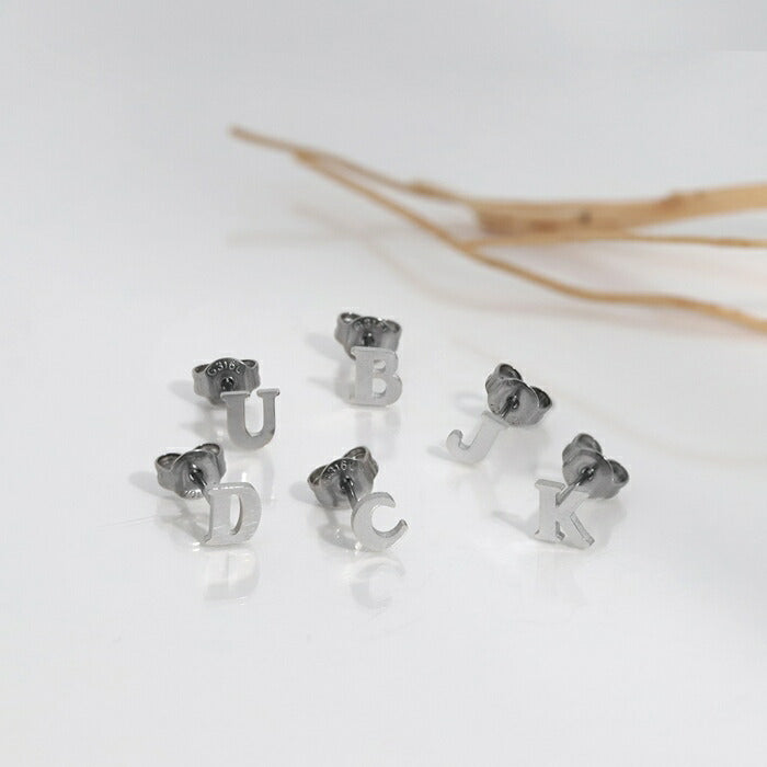 t8112-9 ピアス 金属アレルギー対応 アルファベット イングリッシュ ボディピアス サージカルステンレス ピアス アレルギー対応 メンズ レディース スタイリッシュ ABCDE 26文字 小さめ かっこいい 個性的 デイリー 日常使い スタッド 片耳用