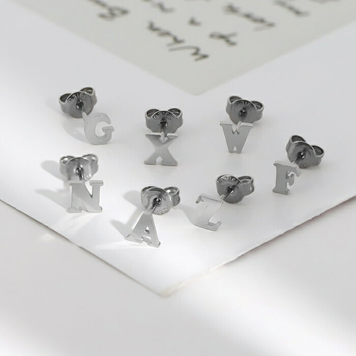 t8112-9 ピアス 金属アレルギー対応 アルファベット イングリッシュ ボディピアス サージカルステンレス ピアス アレルギー対応 メンズ レディース スタイリッシュ ABCDE 26文字 小さめ かっこいい 個性的 デイリー 日常使い スタッド 片耳用